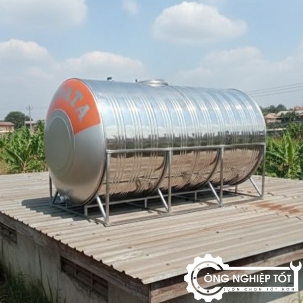 Bồn inox ngang 2000L trên mái tôn